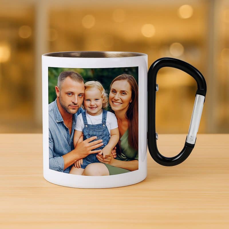 Fehér fém bögre fekete karabineres füllel